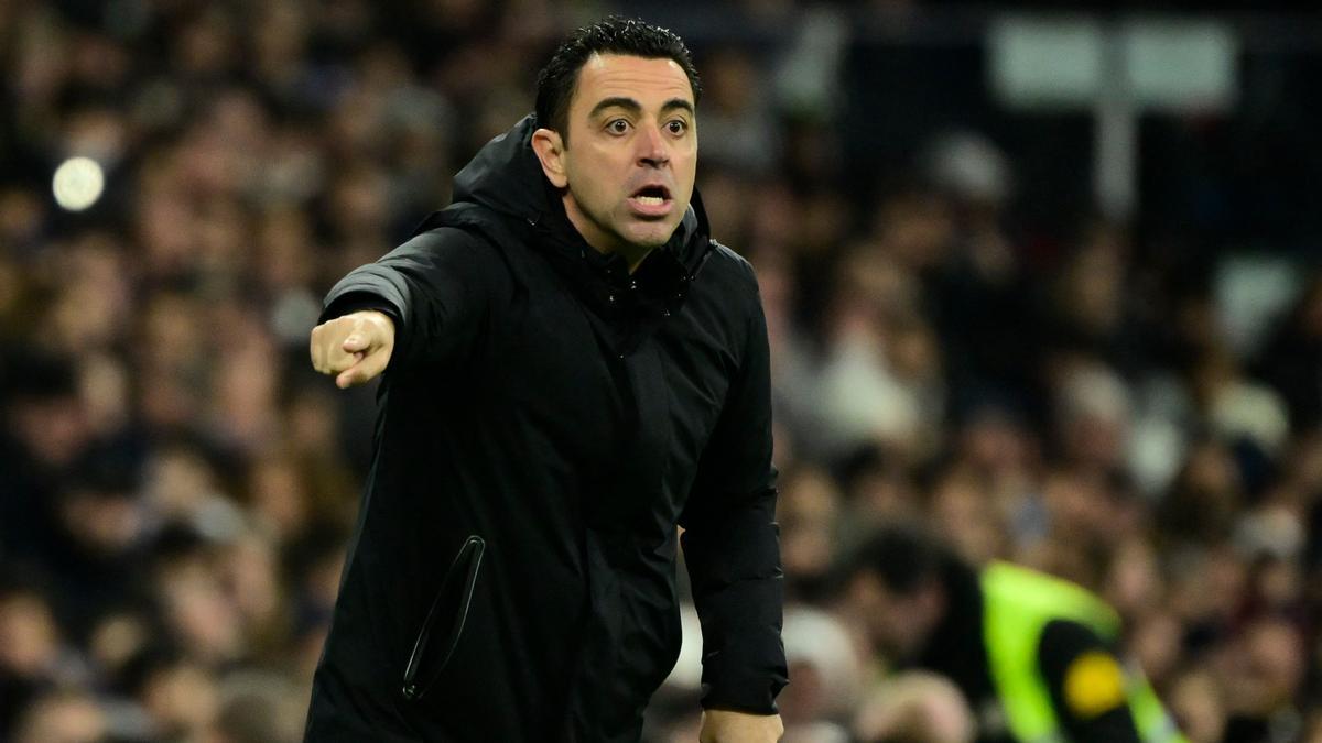 Xavi da instrucciones a sus jugadores durante el Madrid-Barça copero en el Bernabéu.