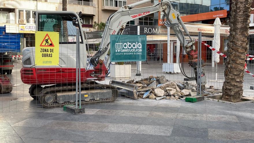 Comienza la instalación de aseos públicos autolimpiables de pago en los paseos de Torrevieja