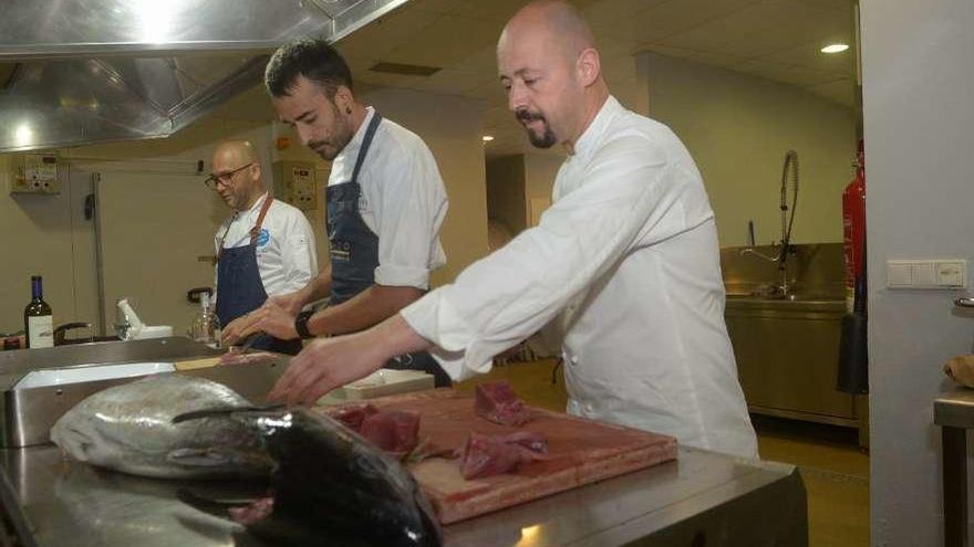 Bretal, en primer término, prepara el atún con el que elaboró el ceviche. // Noé Parga