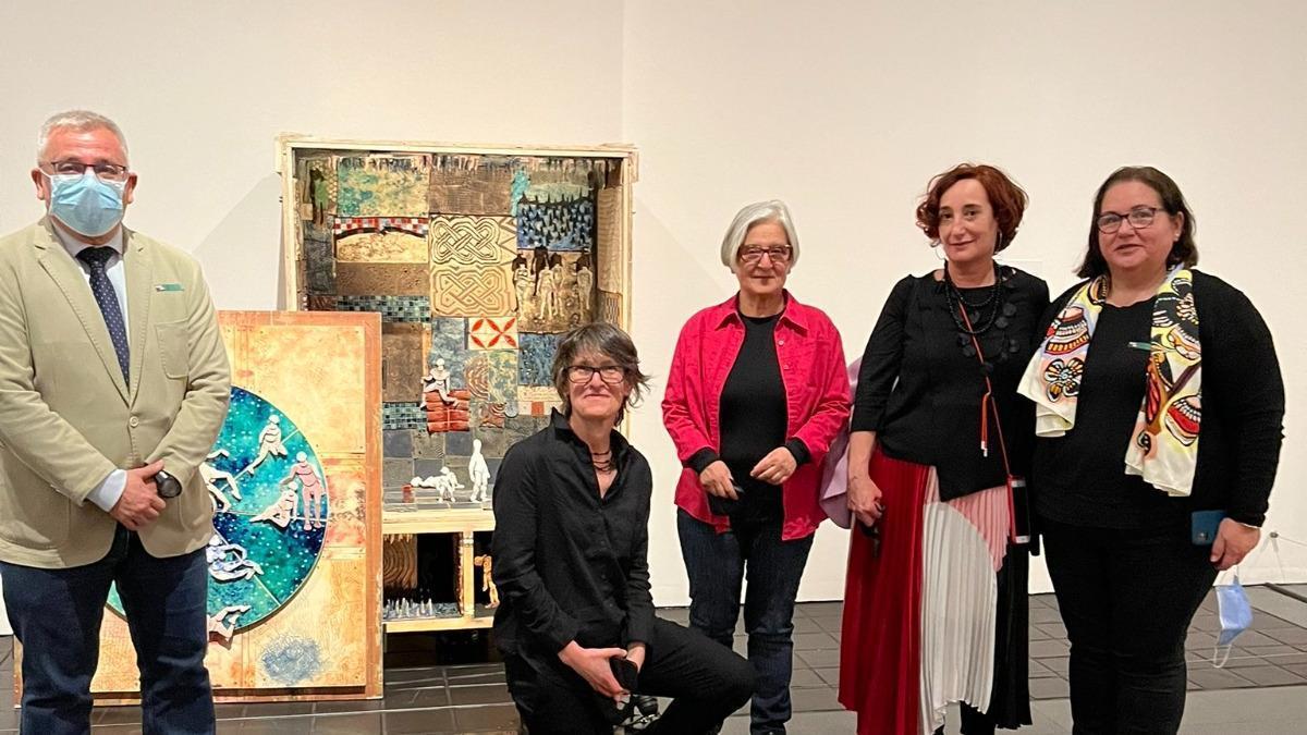 El concejal de Cultura, Antonio Manresa, ha visitado la exposición. En la imagen junto a Olga Diego, Teresa Lanceta, Rosa Castells y María Aracil.