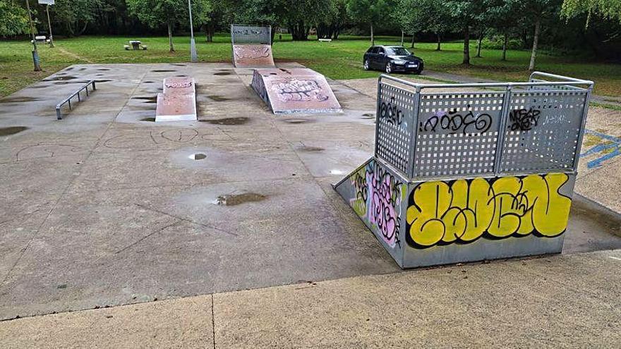 Actos de vandalismo en un área recreativa de Carral.