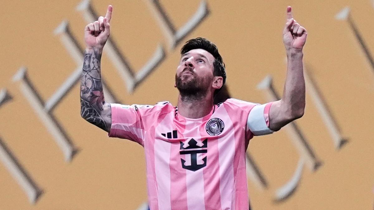 Leo Messi celebra el tanto de falta