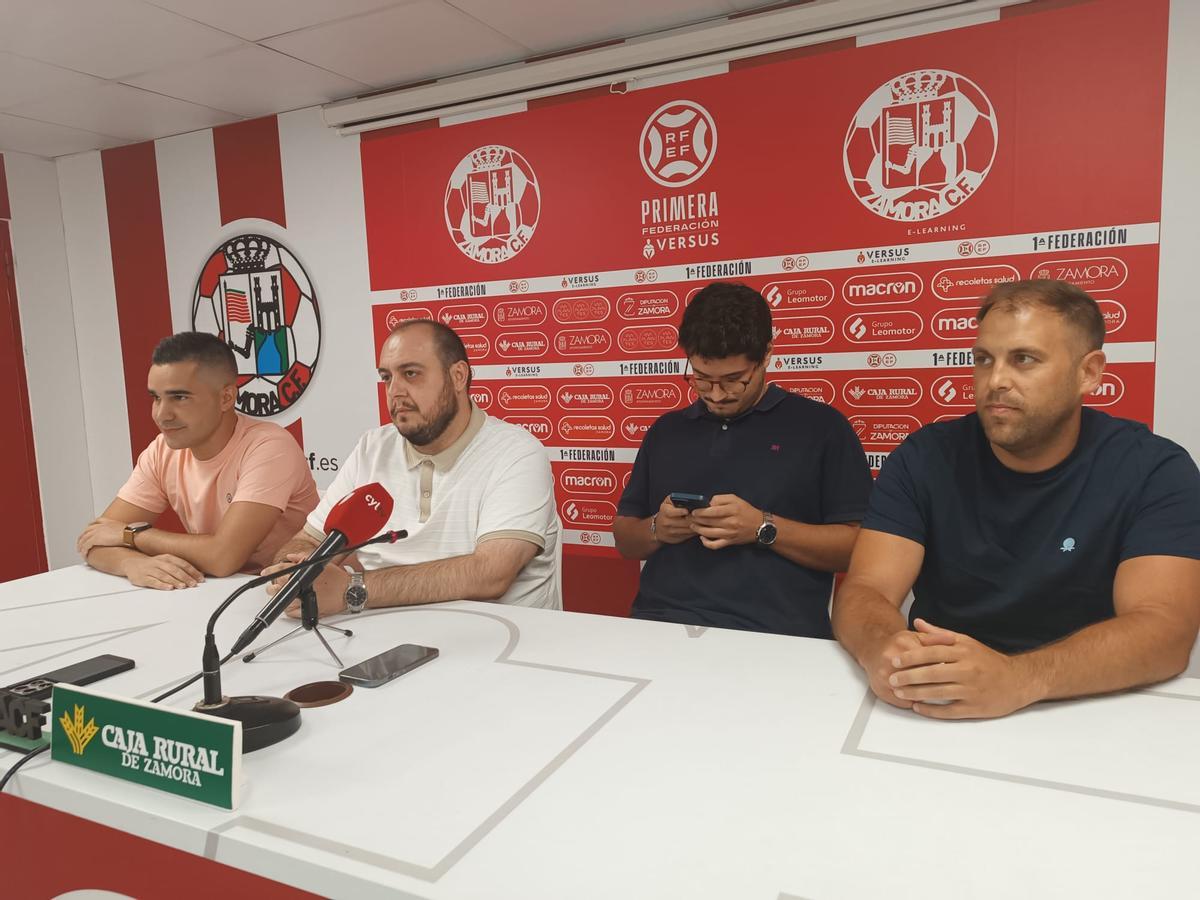 Los protagonistas de la presentación de Chaquetín y Oji, antes de la rueda de prensa en el Ruta de la Plata.