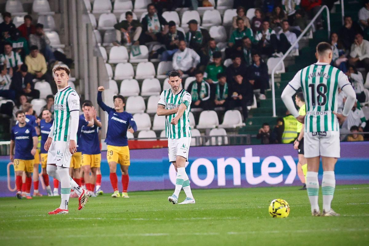 Carlos Albarrán, en el centro de la imagen, tras uno de los goles del Andorra en El Arcángel.