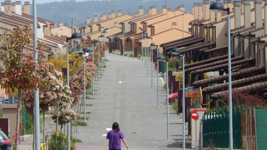 Calle de la macrourbanización Costa Miño Golf.