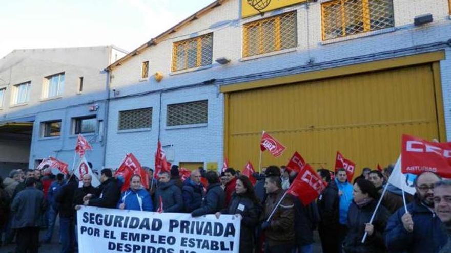 La protesta ante la sede de Prosegur, ayer.