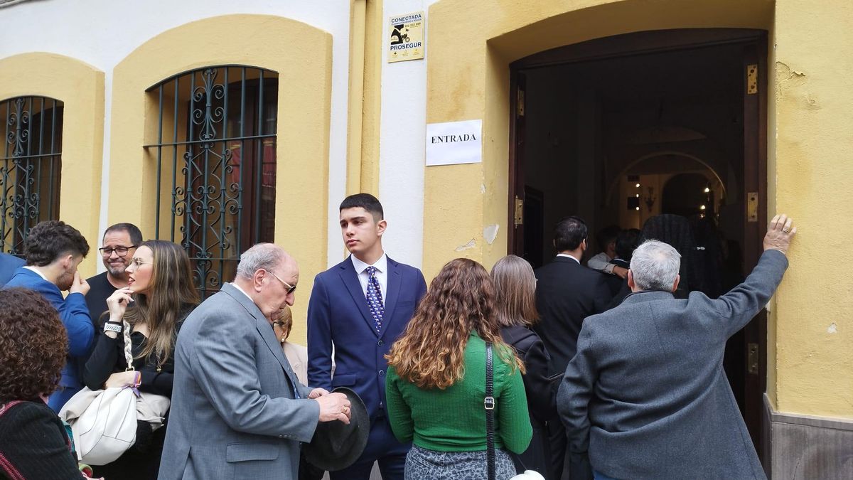 Cientos de personas hacen cola en la calle Pureza para entrar en la capilla de los Marineros y ver al Cristo de las Tres Caídas y a Nuestra Señora de la Esperanza. La hilera de fieles llega hasta la plaza del Altozano y gira por la calle Fabie.