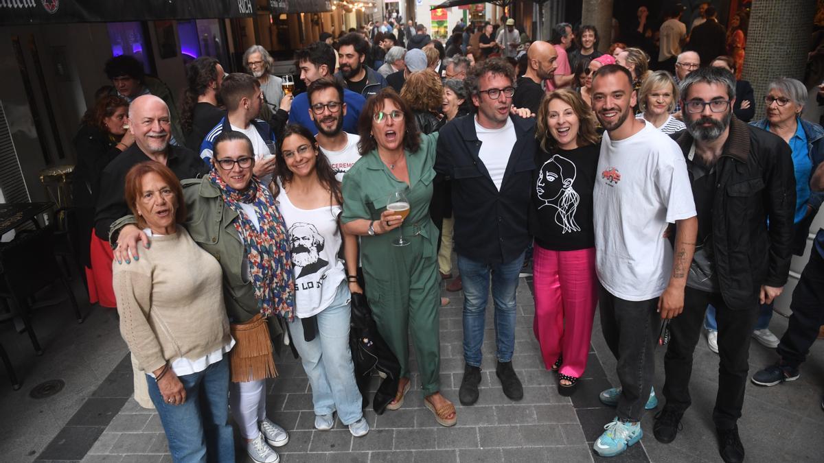 Sande, junto a miembros de su candidatura, en la calle Torreiro