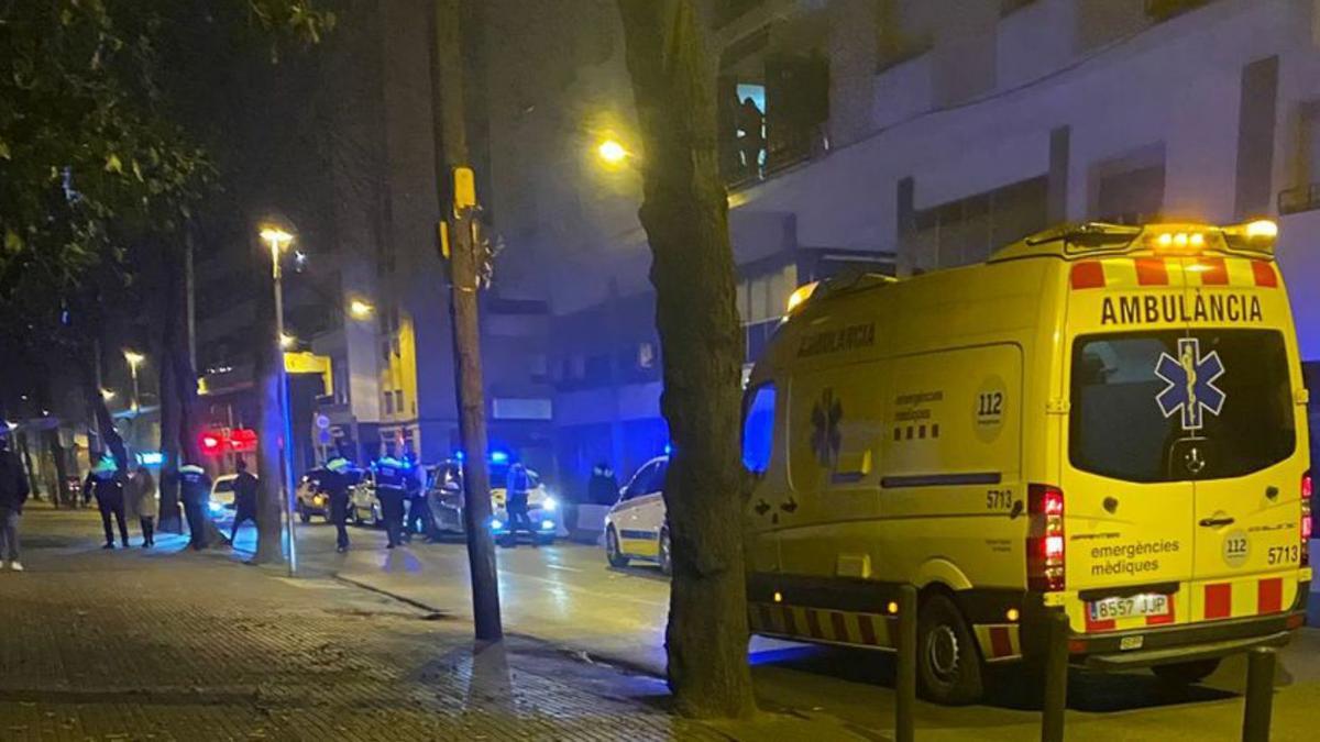 Una ambulània i policia al lloc dels fets. | DDG