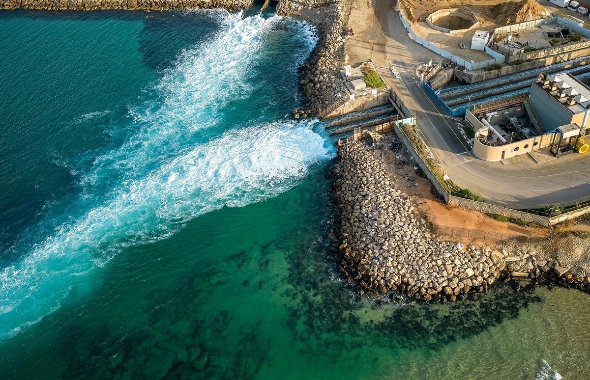 Vertido de salmuera al mar desde una desaladora