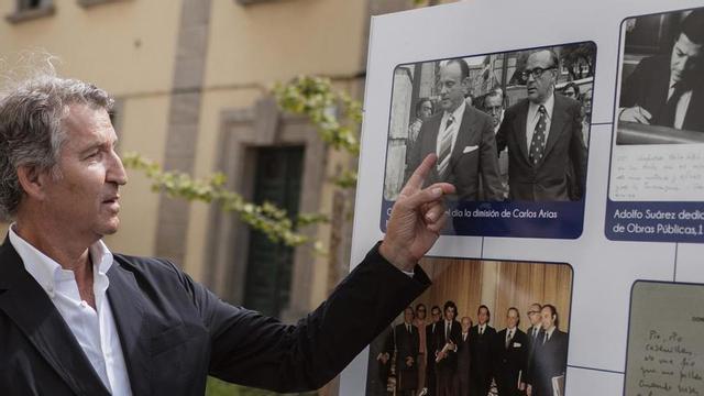 Alberto Núñez Feijóo, durant la visita a l’exposició dedicada a Leopoldo Calvo-Sotelo, ahir a Ribadeo. | AGOSTIME / EUROPA PRESS