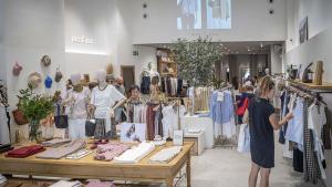 Ambiente en La Roca Village, que registró un récord de visitantes en 2025, en un contexto de crecimiento de la afluencia y nuevas aperturas comerciales. A 28/08/2026. Economía. AUTOR: MANU MITRU.
