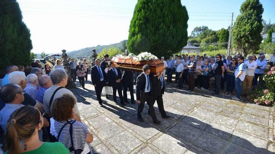 Entierro de Marcio Pérez Santana en el lugar de Anceu, en Ponte Caldelas. // Gustavo Santos