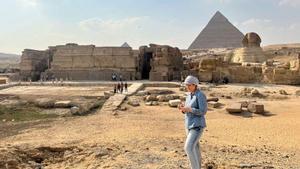 La profesora de la UNCW, Eman Ghoneim, estudia la topografía de la superficie de la sección de la antigua Rama Ahramat ubicada frente a las Pirámides de Giza y la Gran Esfinge.