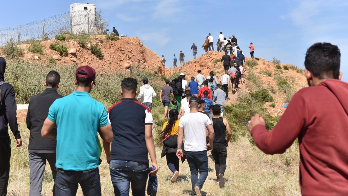 Migrantes llegan a Ceuta desde Marruecos.