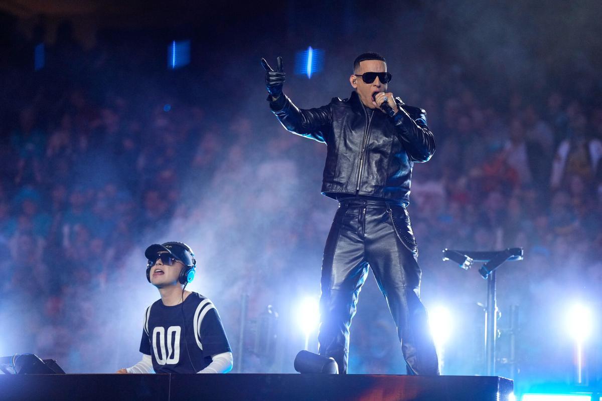 Bizarrap y Daddy Yankee, durante su actuación en el 'halftime show'.