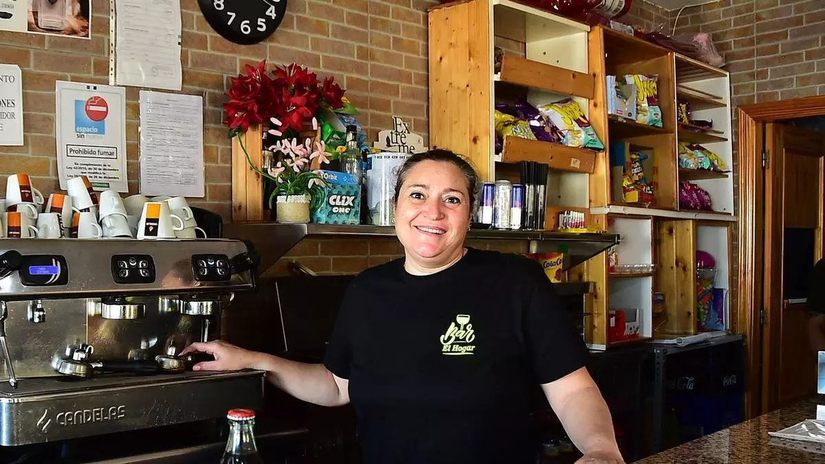 'El Hogar', el bar de Oliva de Plasencia que vive al ritmo de los peregrinos con una mujer al frente