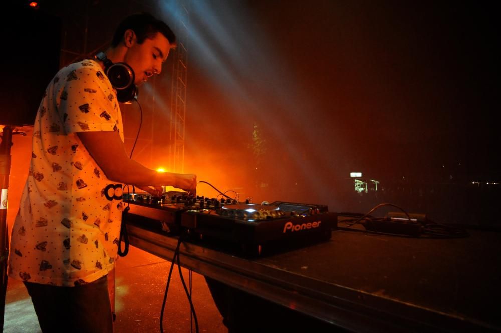 El productor y músico madrileño Carlos Jean hace bailar al parque de A Xunqueira en una noche desenfrenada dedicada a la música electrónica dentro del programa de las Fiestas de San Roque