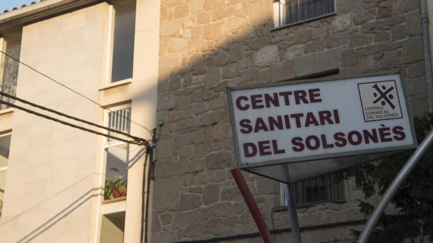 El cartell situat a la façana del Centre Sanitari del Solsonès