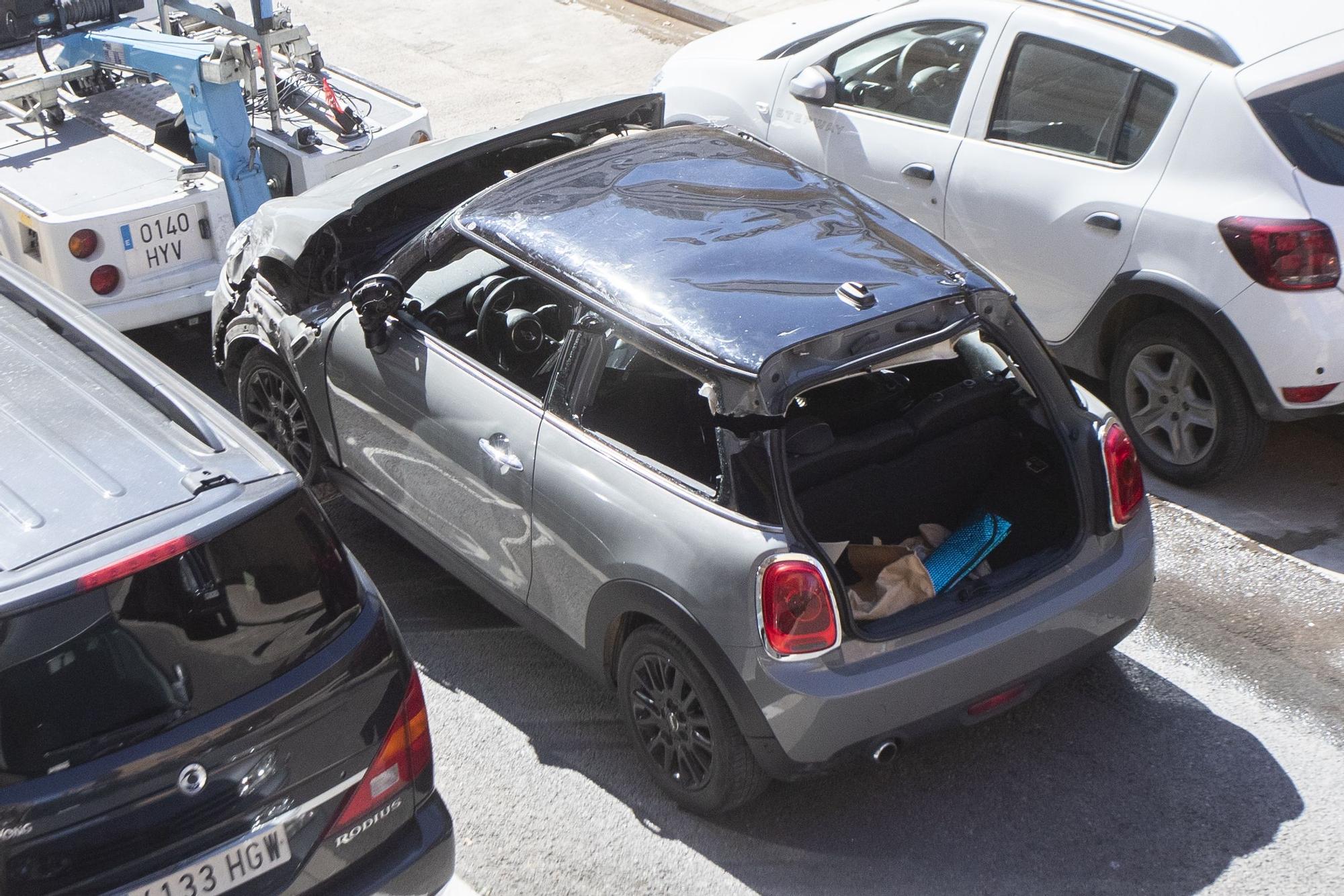 Las imágenes del espectacular vuelco de un coche en Arquitecto Alfaro