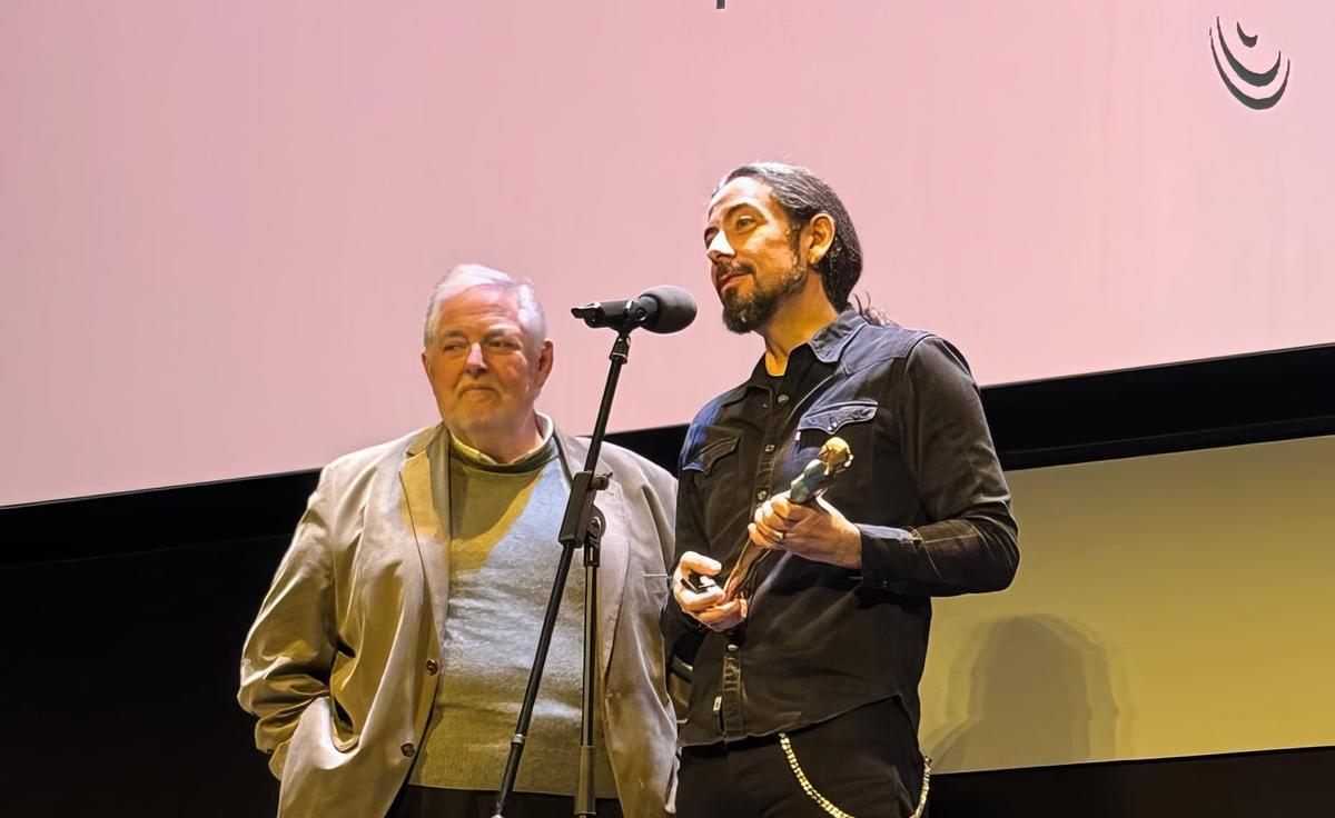 Luis M. Rosales, director del Curtas, recibiendo el Oporto el reconocimiento.