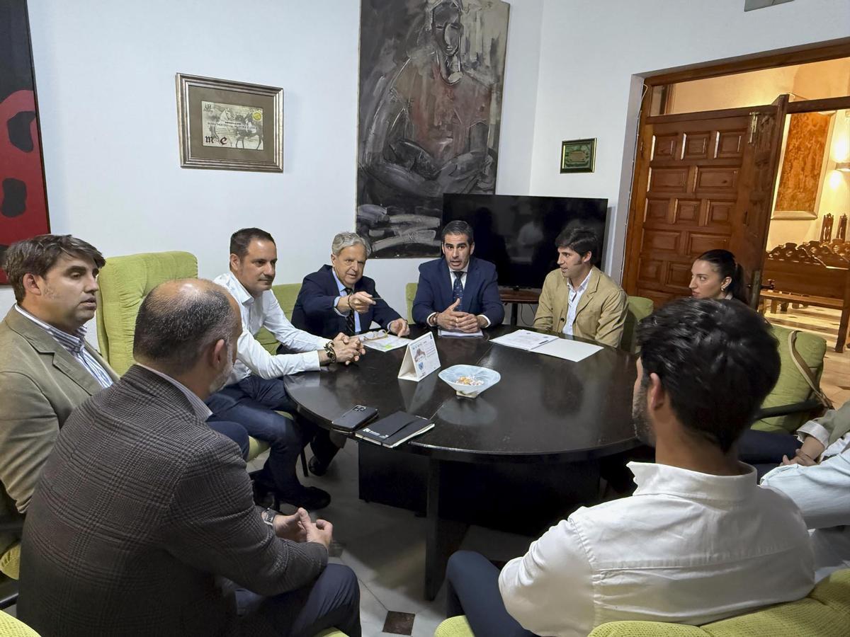 Un momento de la reunión del presidente de la Diputaci´çon de Córdoba y el alcalde de castro del Río con miembros de la hermandad.