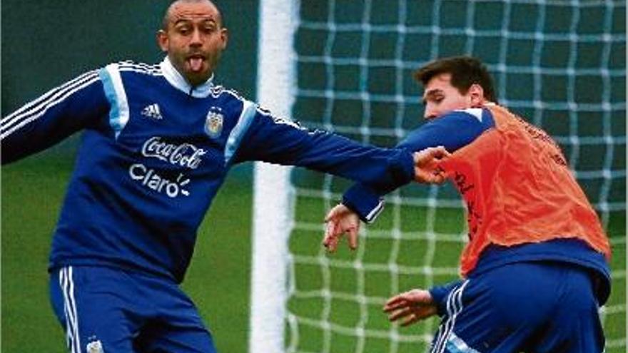 Els blaugrana Mascherano i Messi durant l&#039;entrenament d&#039;ahir de l&#039;Argentina previ al partit amb Portugal.