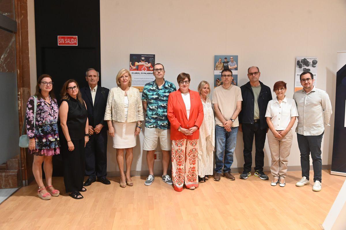 Equipo del CRIS y usuarios en la inauguración de la exposición.