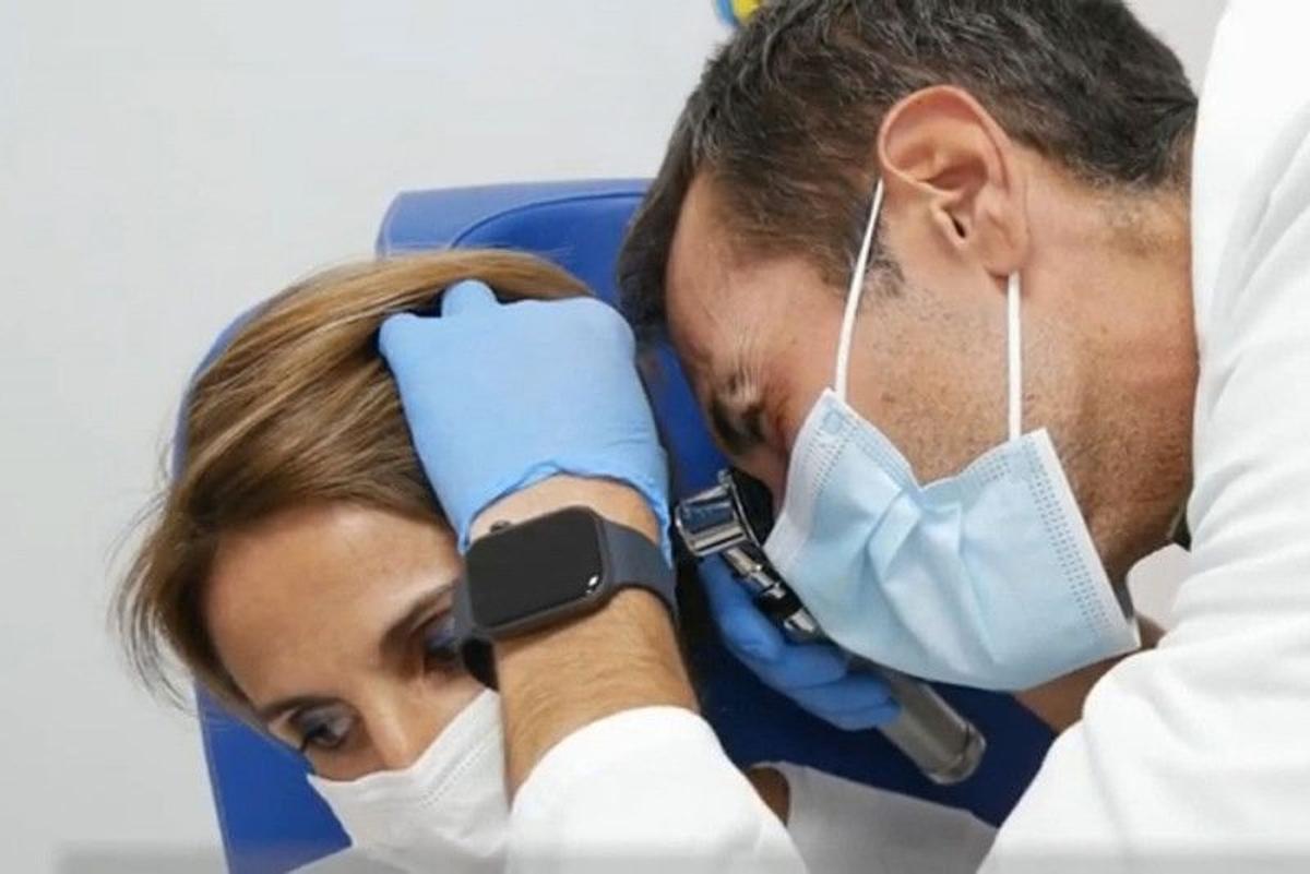 El especialista en Otorrinolaringología del hospital Cruz Roja José Francisco Padilla revista a una paciente.