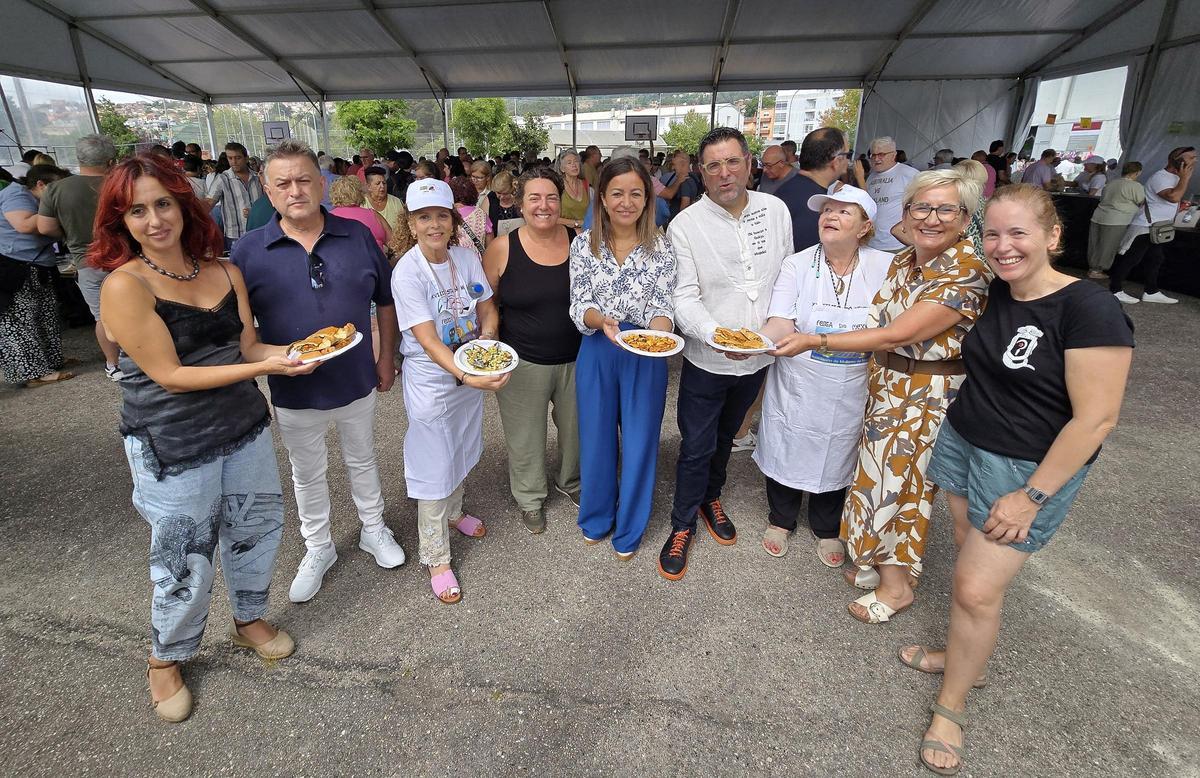 Marta Villaverde, ediles y directivas de Mulleres de Moaña, tras el pregón