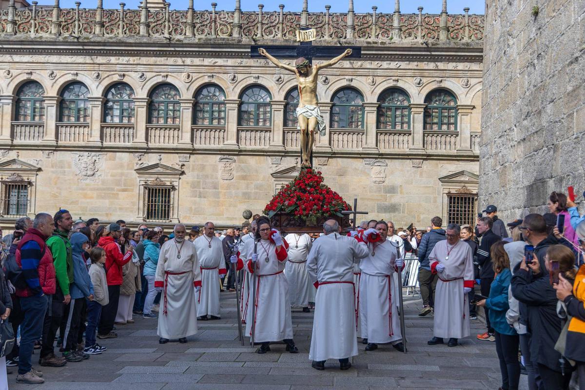 El Cristo de la Paciencia regresa a Conxo y pone el broche final a la Semana Santa compostelana