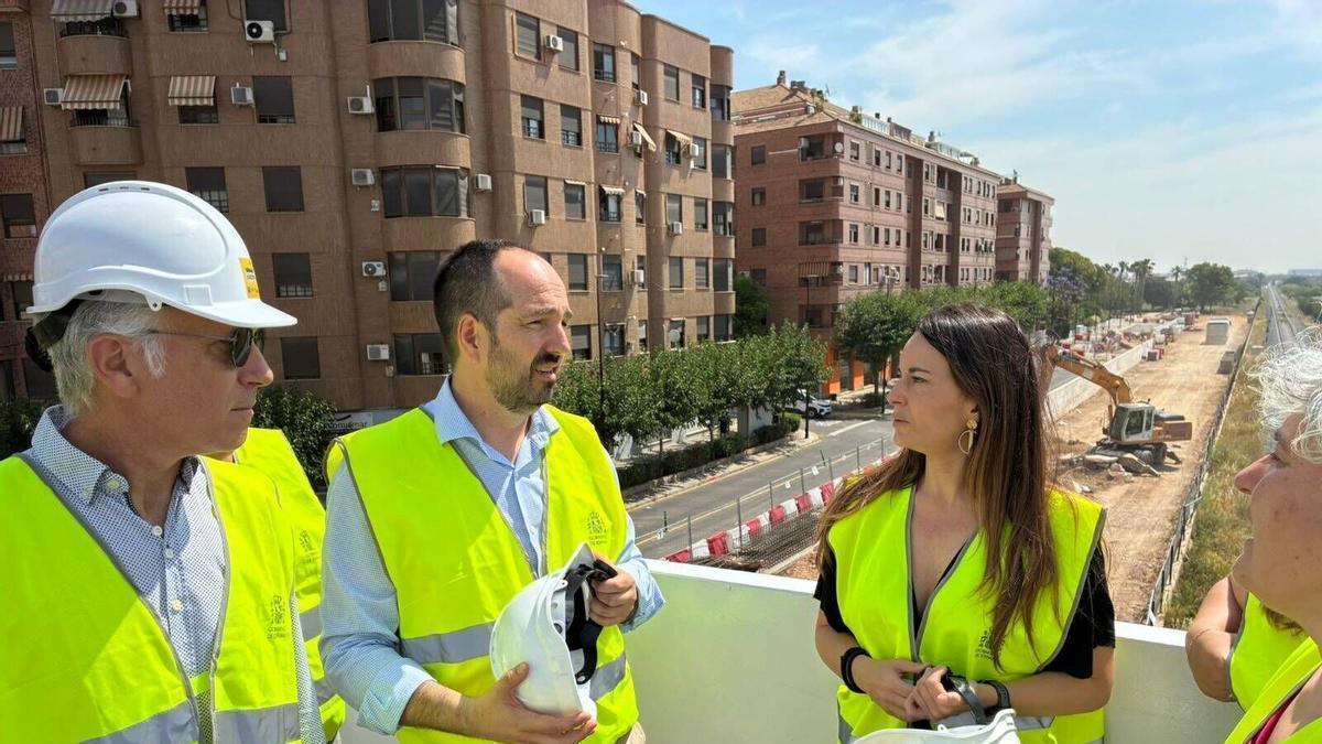 La comisionada, Zulima Pérez, visita las obras con el alcalde, Guillermo Luján.