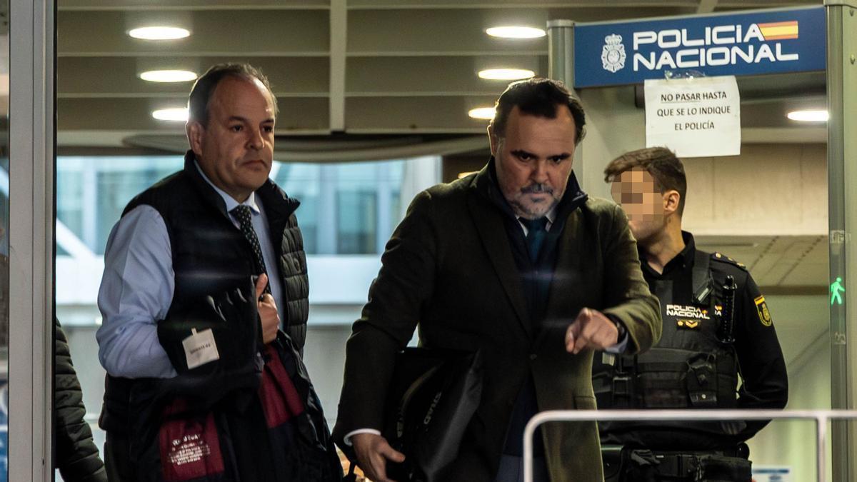 Baño a su salida de la Comisaría de la Policía Nacional de Alicante el pasado viernes.
