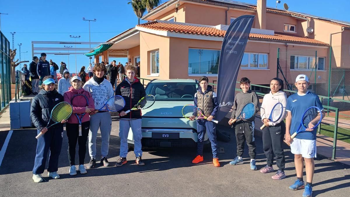 Participantes en una edición anterior de un torneo de tenis disputado en La Plana Sport Castellón.