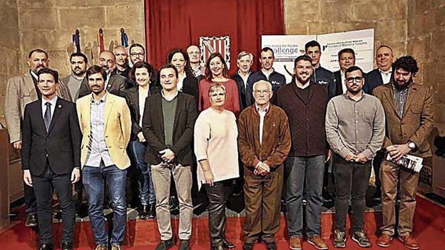 Foto de familia de la presentaciÃ³n de la Challenge, con Enric Mas.