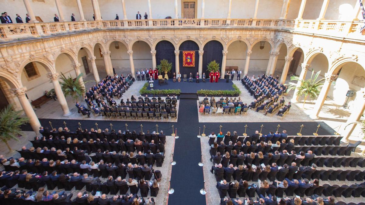 Recepción del Caballero Cubierto de 2022 en el claustro del Colegio Santo Domingo