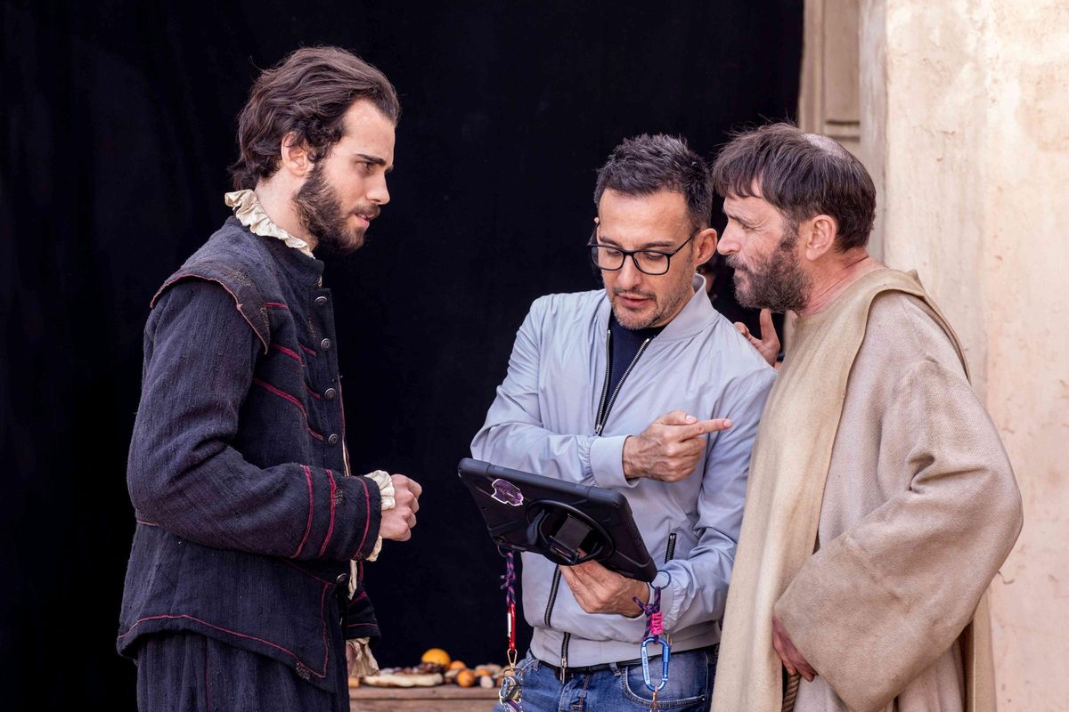 Amenábar con Julio Peña y Fernando Tejero, Cervantes y el cura Blanco de Paz en la ficción.