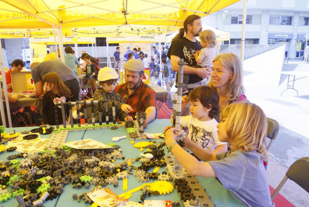 El festival Ludivers omple de jocs la plaça U d''octubre