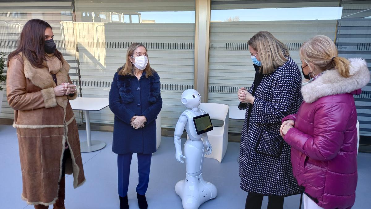 Ana Pastor e Isabel Blanco, junto a un robot utilizado por Intras para la integración de personas con discapacidad
