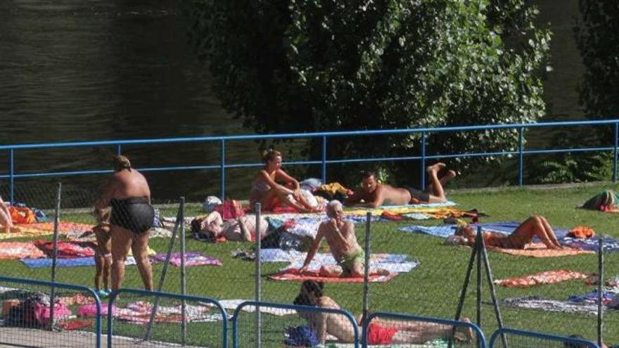 Piscina infantil de Oira que se eliminará para hace otra al fondo, en la actual zona de césped. // Jesús Regal