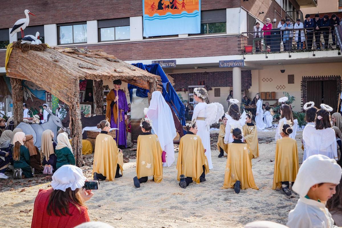 Badajoz se transforma en Belén: Más de 500 alumnos del colegio Santa Teresa recrean el nacimiento de Jesucristo