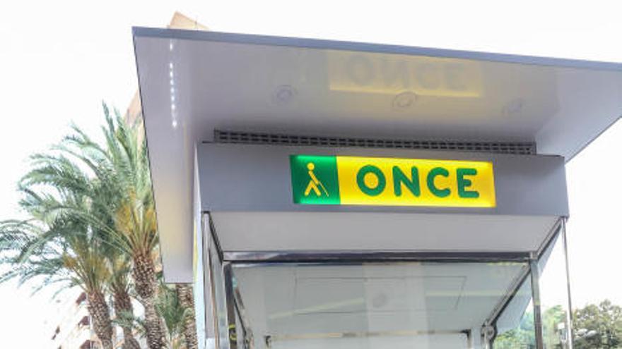 La ONCE instala en Orihuela el quiosco más moderno de toda la provincia