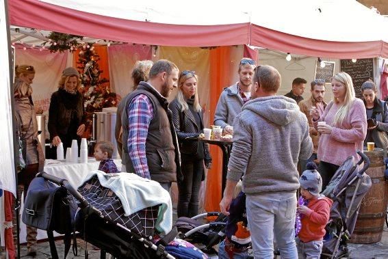 Auf dem traditionellen Markt im Pueblo Español (1. bis 10. 12.) geht es diesmal ausgesprochen musikalisch zu. Täglich sorgen Musikgruppen in dem Miniaturdorf für Weihnachtsstimmung. Die Stände sind bereits ab mittags geöffnet. Der Eintritt kostet 5 Euro, dafür gibt es aber auch einen Becher Glühwein.