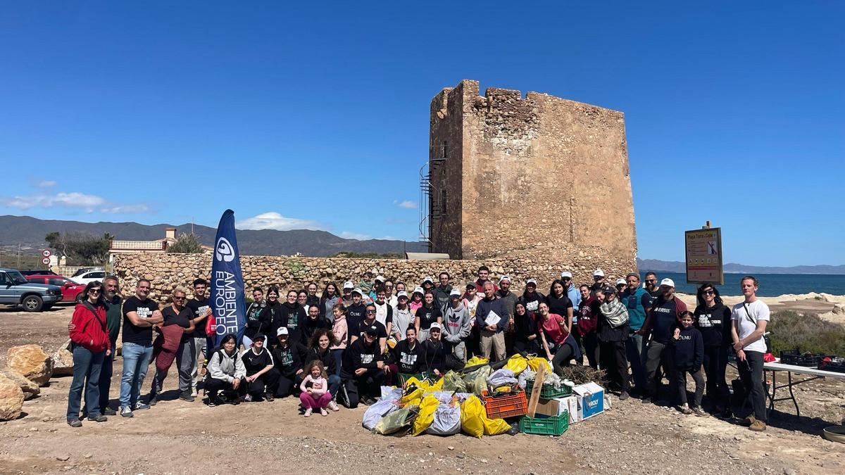 ODSesiones de la UMU organizó junto a Ambiente Europeo esta limpieza de basura marina en una playa aguileña.