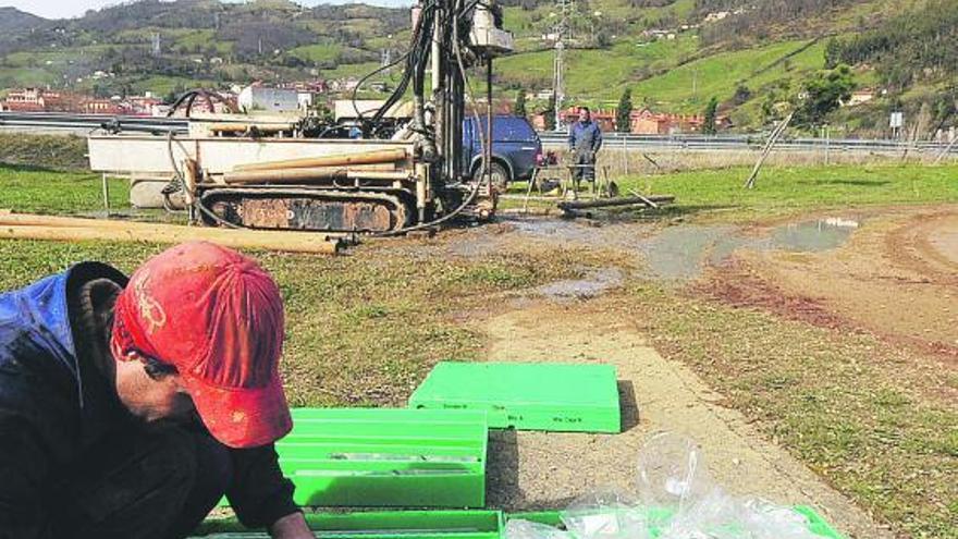 Trabajos de sondeo para la construcción del tren-tranvía en Mieres.