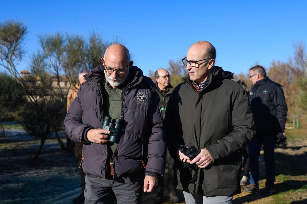 Mariano Rodríguez, a la izquierda, junto al delegado de la JUnta, Fernando Prada, en una visita a las lagunas de Villafáfila