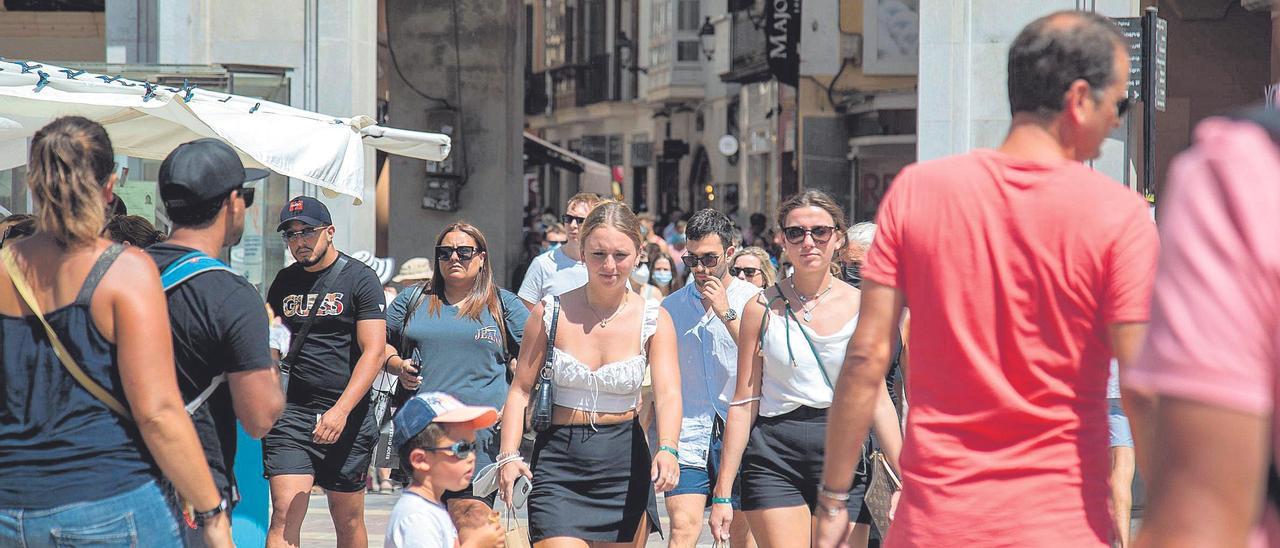 Aglomeración de paseantes este verano en la plaza Major de Palma.