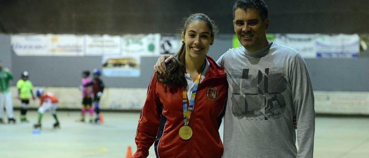 Marta Piquero, junto a Pedro Rey, en las instalaciones del colegio El Pilar de Pola de Lena.