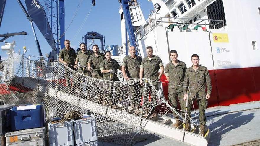 Los militares junto a parte de la carga, ayer, en el buque oceanográfico &quot;Sarmiento de Gamboa&quot;. // R.Grobas