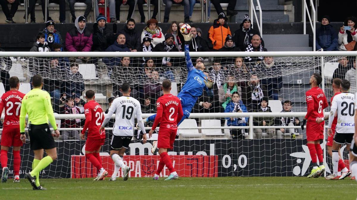 Gran parada de Greif a un tiro lejano del Burgos en la Copa del Rey.